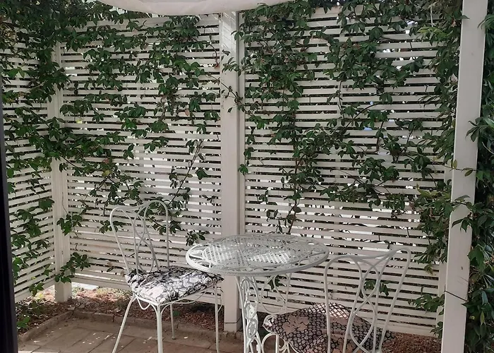 Charming Seaside Nest Apartament